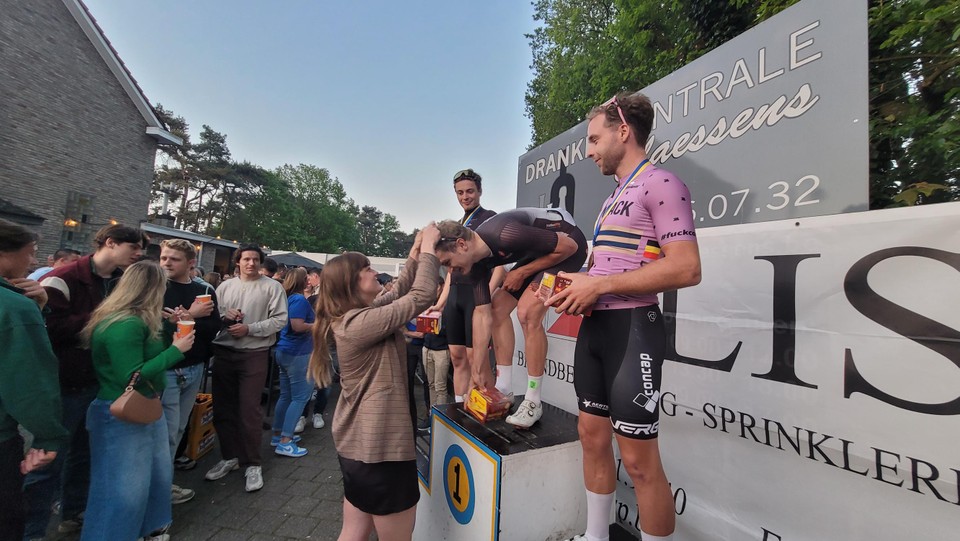 Schepen van Sport Charlotte Beyers (N-VA) feliciteert snelste Brechtenaar Wout Huygen.