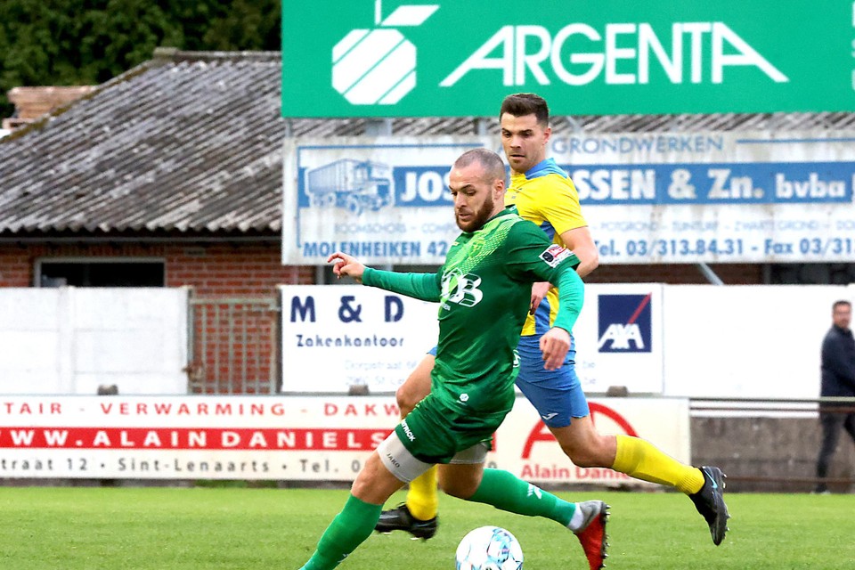 Hakim Borahsarar, hier met Ruben Janssen van Termien in zijn rug, scoorde voor Sint-Lenaarts de aansluitingstreffer. 