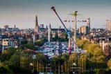 thumbnail: <strong>BEGIN MEI 2013</strong>: De stad sluit een zogenaamde dadingsovereenkomst met de zes klagende buurtbewoners. In 2013 en 2014 mag de Sinksenfoor nog plaatsvinden op de Zuiderdokken, maar vanaf 2015 moet de Sinksenfoor verhuizen naar een andere locatie. In ruil geven de zes klagers hun verzet tegen het RUP Binnenstad op, waardoor de bestemmingswijziging intussen een feit is. <br/>Pikant detail: de stad betaalde de zes klagers ook 45.000 euro als tegemoetkoming voor de juridische kosten die ze in de loop der jaren hebben gemaakt.