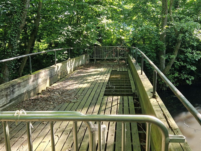 De schade aan de brug is duidelijk.