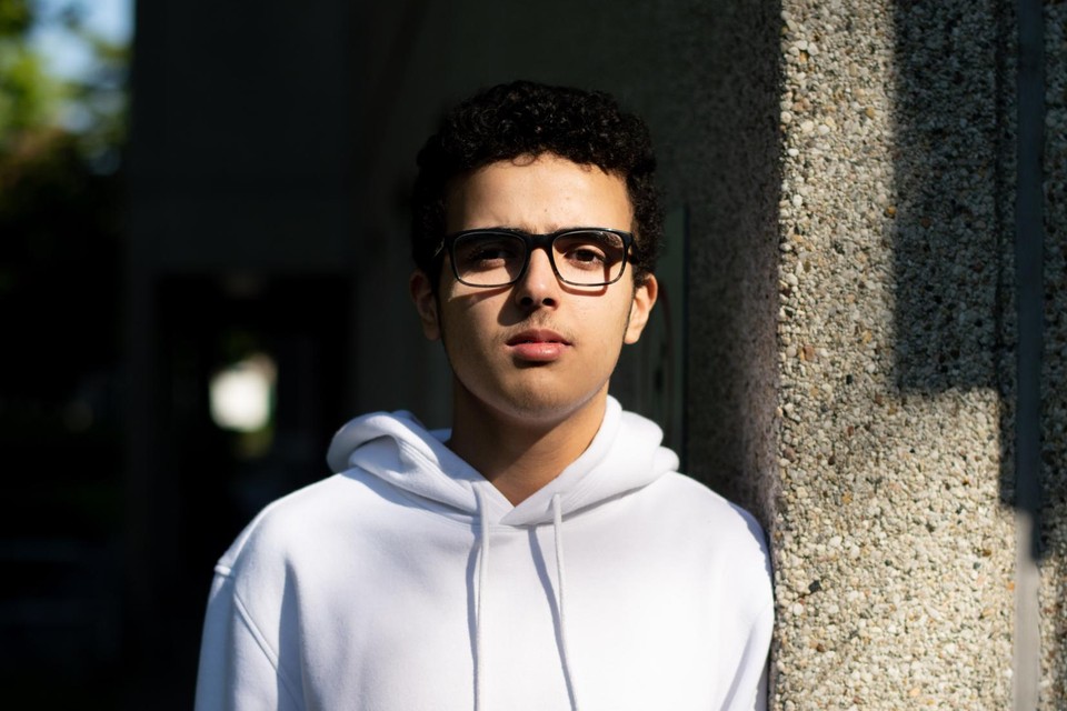 Amir Bachrouri: “Laat jongeren mee aan tafel schuiven. Ook als het gaat over de relance van de samenleving.”