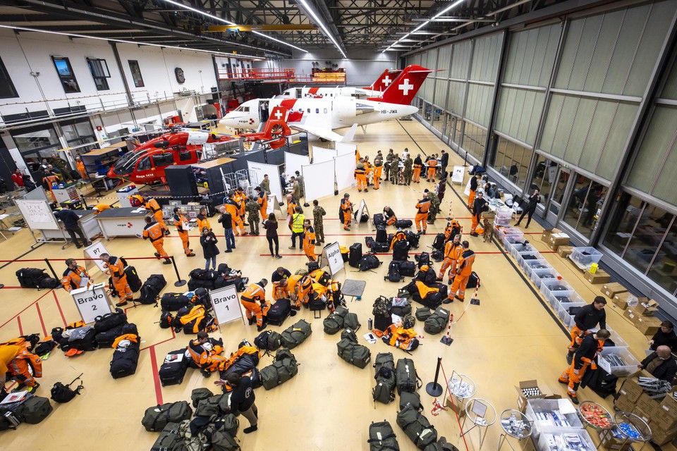 Op de luchthaven van het Zwitserse Zürich verzamelen reddingswerkers zich om naar Turkije te trekken.