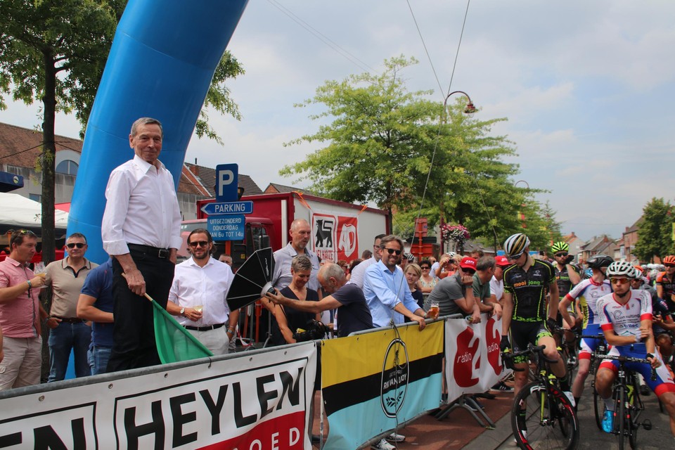 Keizer Rik Van Looy zelf zwaait traditioneel het peloton op gang, maar dit jaar niet langer op het Astridplein in Grobbendonk.