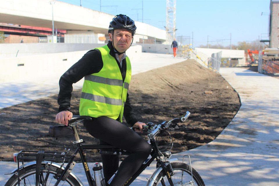 Luc Van Espen van de Fietsersbond in een van de haarspeldbochten van de nieuwe fietspuzzel.