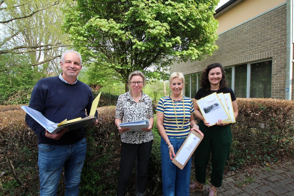 Onderwijsschepenen Michiels van Edegem en Lambrecht van Hove stellen het pakket voor met Chris Ferket van Bamm en Michelle Segers van Streekvereniging. 