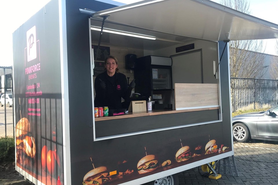 Evy De Mesmaecker in haar hamburgerkraam. Die staat voorlopig in Wechelderzande.