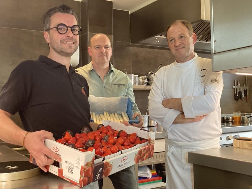 Het startschot van de Week van de Korte Keten werd gegeven in restaurant Joels, waar chef Johan (r) onder meer de aardbeien van Stef Engelen (l) verwerkt in zijn gerechten.