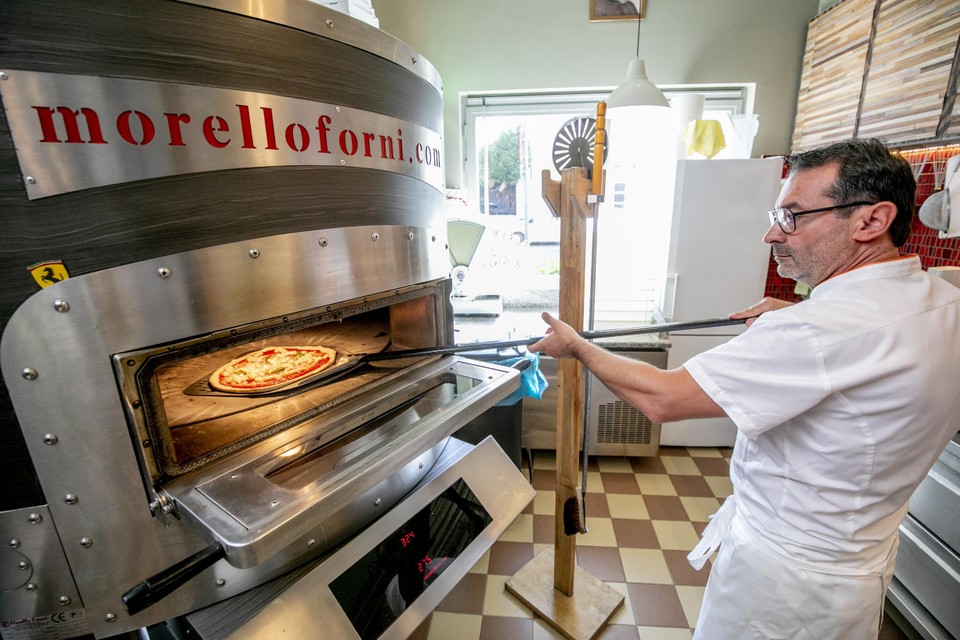 Jurylid en veelvuldig kampioen pizzabakken Franco Salvaggio steekt een pizza in de oven. Doet één van de vijf laureaten beter? 
