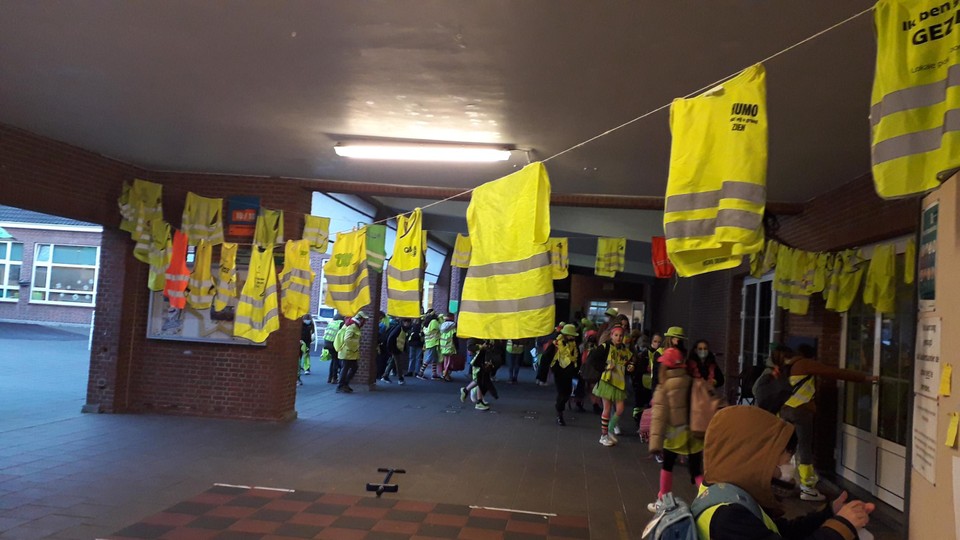 Ook de lagere school baadt in fluokleuren.