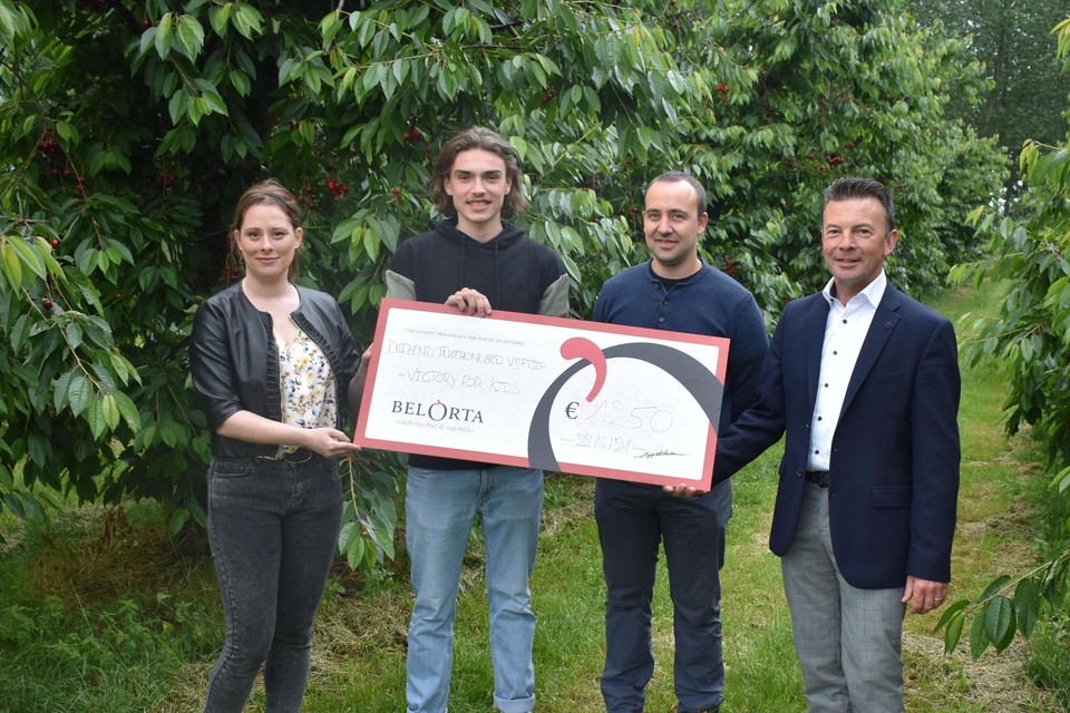 Jonas Resseler (tweede van links) krijgt de cheque overhandigd.