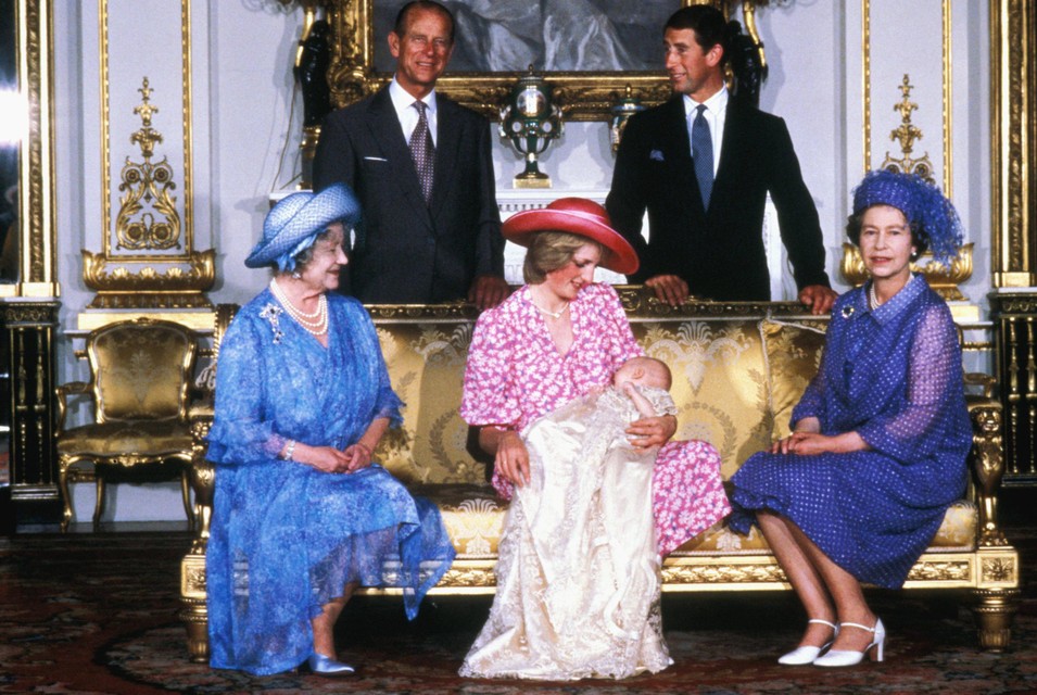 V.l.n.r.: Queen Mother, Prince Philip, Princess Diana, Prince Charles en Queen Elizabeth II. 