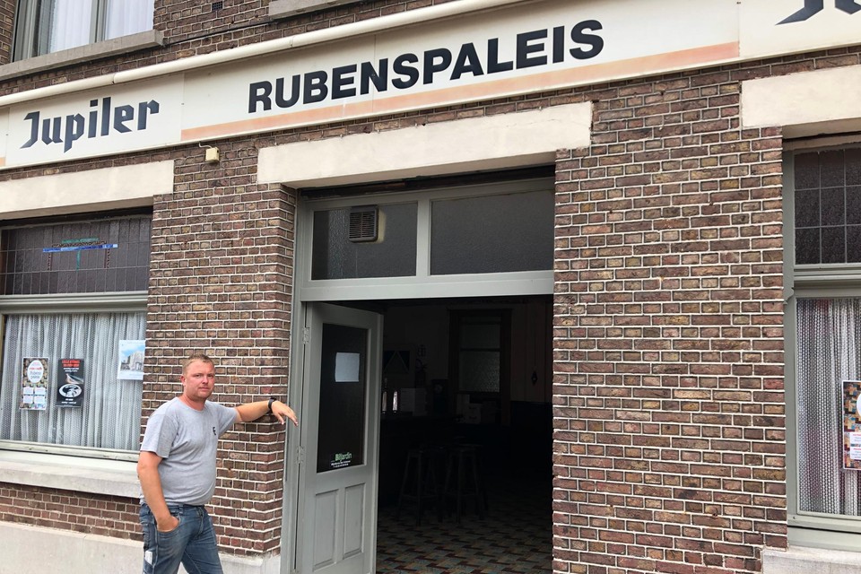 Aannemer Jelle Van Echelpoel blaast nieuw leven in het voormalige dorpscafé Rubenspaleis in de Kerkstraat in Lille. 
