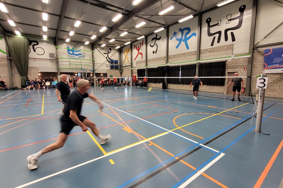 Er werd stevig gestreden op het badmintontoernooi van Neos Groot-Brecht in sporthal De Ring.