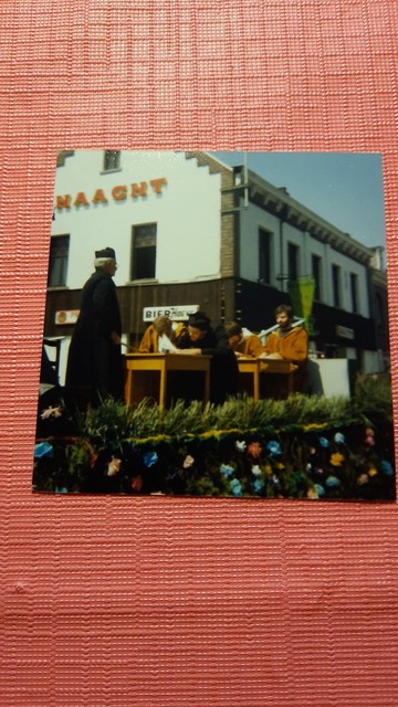 Foto uit de oude doos: na de processie was het feest in en voor de Bierhoeve.