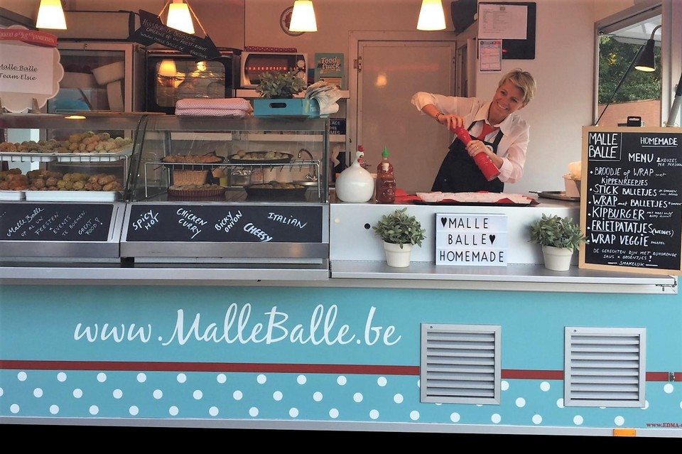 Onder meer de dames van Malle Balle serveren hun Wijnegemse delicatessen op de lokale feestdag.