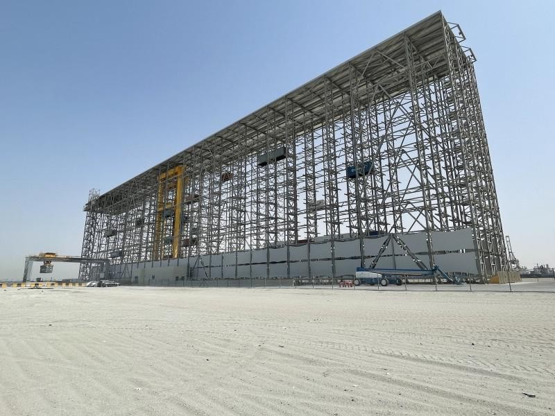 De Boxbay in Dubai: een gigantisch containerrek van elf verdiepingen.