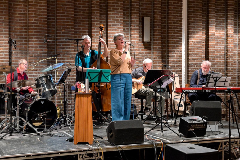 Spinning Blue, met onder meer Hans Verrijcken (piano), echtgenoot van medeorganisator Christ’l Lauryssens, tijdens het optreden voor Appel &amp; Ei in zaal sint-Filippus.
