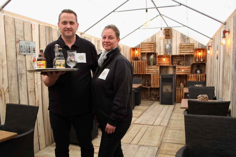 Hussin Verhaegen en Sabine Mertens op hun gezellig, overdekt terras. Dat mag voorlopig nog niet open.