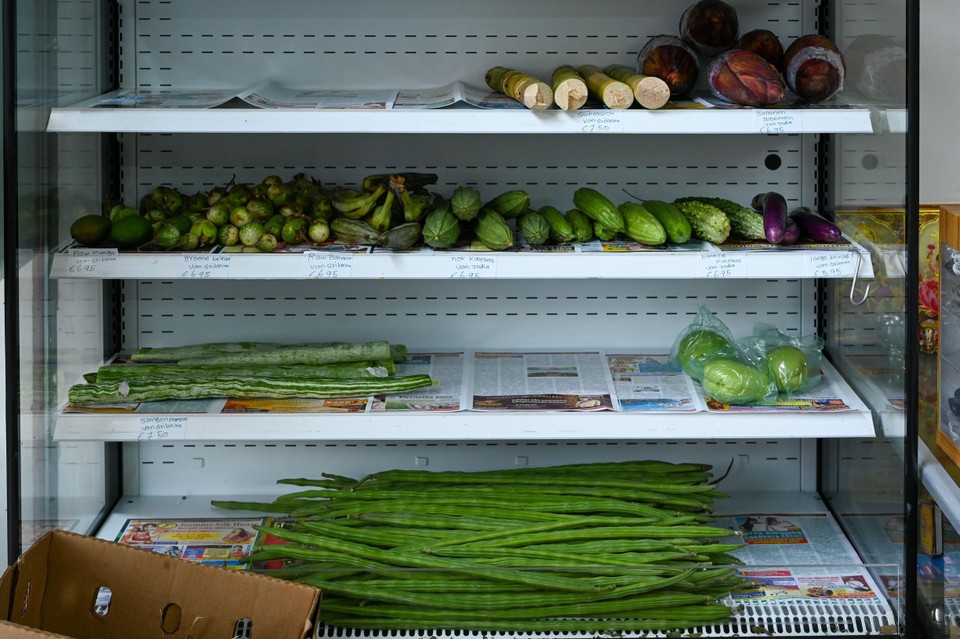 Suikerstokken, bananenbloemen en aubergines in Euro Asians