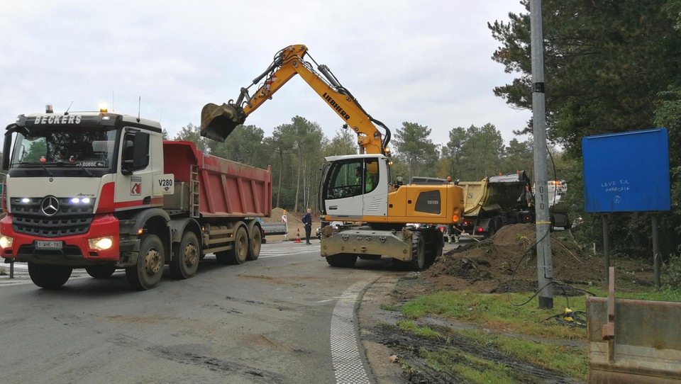 Het takelen en verwijderen van de vracht zand hielden de oprit urenlang gesloten.