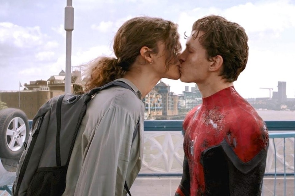 De scène uit ‘Spider-Man: far from home’ waar zo veel commotie om was: actrice Zendaya die zich duidelijk wat voorover moet buigen om ‘Spider-Man’ Tom Holland te kussen. 