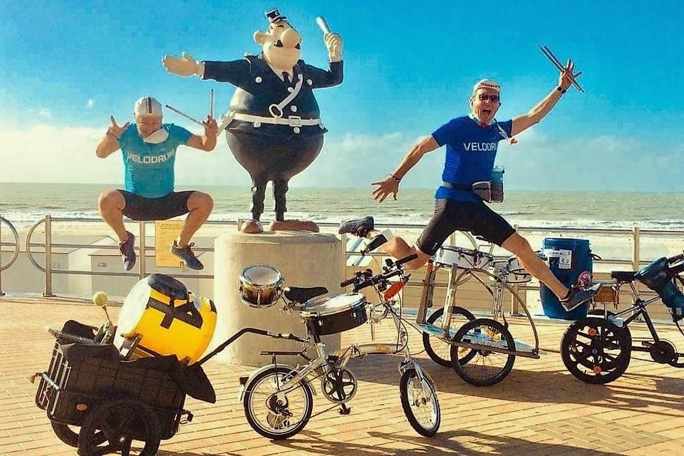 Deze twee fietsende slagwerkers geven dit jaar het ritme aan van Wijnegem Autoluw. Je kan ze horen en zien, onderweg of in acht buurten.