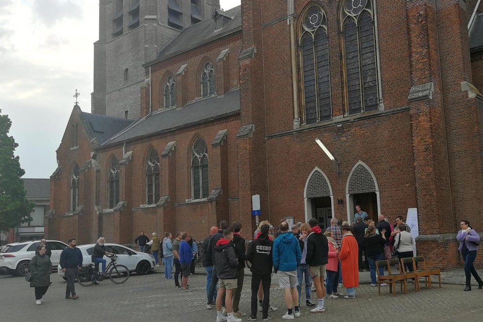 Het binnengebied tussen de Sint-Bavokerk, de Ring en de sporthal moet een nieuw publiek plein met geclusterde functies voor Noorderwijk worden. 