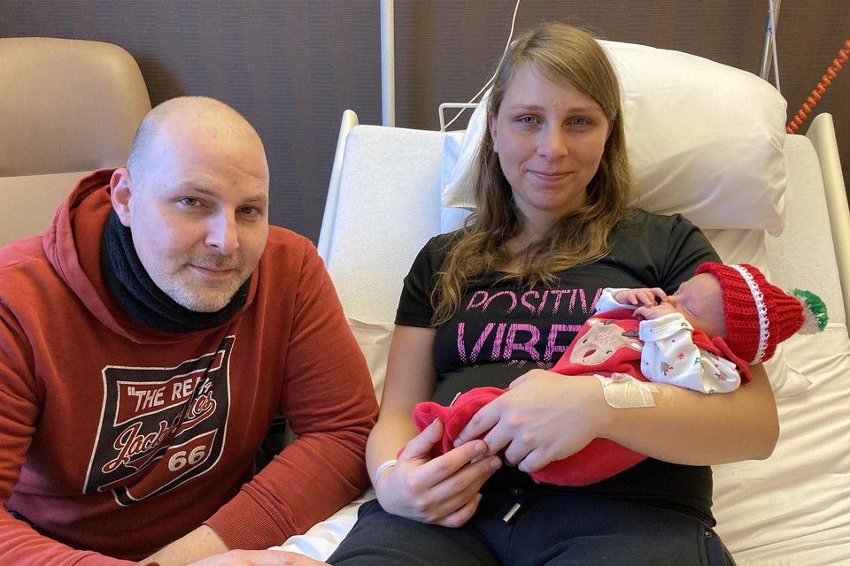 Kyle Coppens en Kelly Torfs poseren fier met hun pasgeboren zoontje Nathan. 