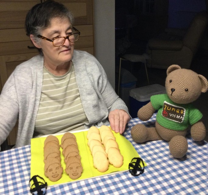Marleen Peeters uit Lille toont de unieke koekjes van Wout.