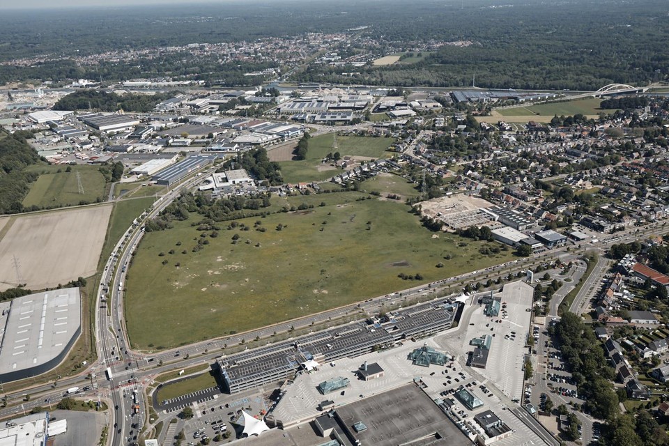 Een luchtfoto van de fortvlakte, met onderaan het Wijnegem Shopping Center.
