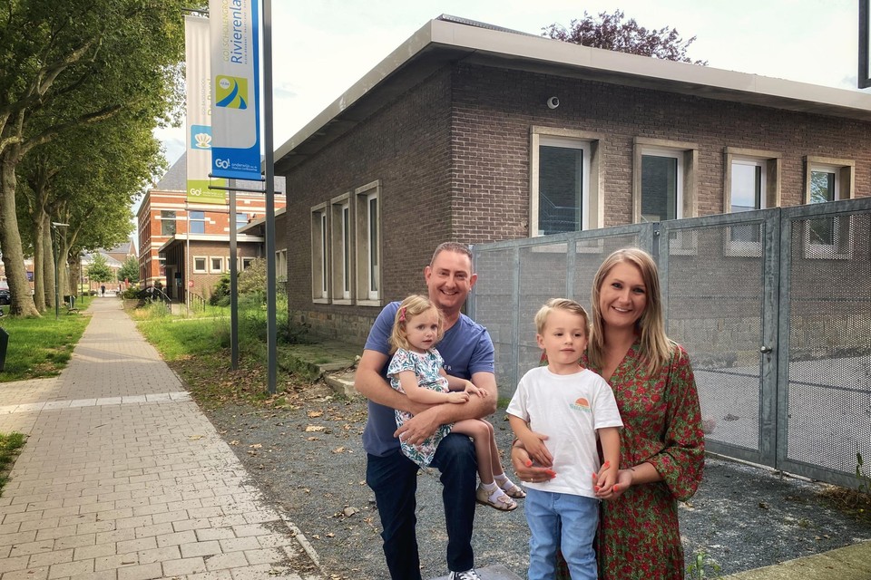 Chris Ceuppens (met dochtertje Olivia) en Dorien Deckers (met zoontje Georges) pleiten bij de start van het schooljaar voor de opmaak van een verkeersveiligheidsplan