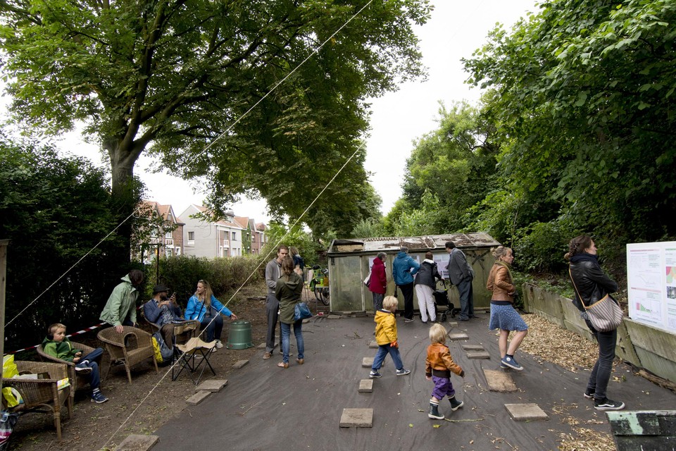 Buurtbewoners op de spoorwegberm van de Saffierstraat in 2018.