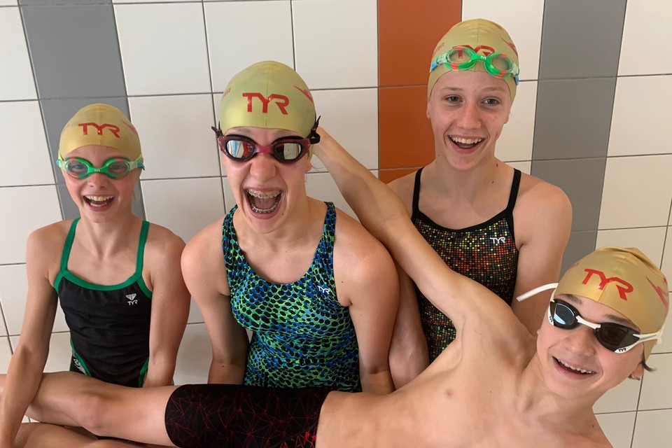 De vier zwemmers van HoZT die deelnamen aan het zomercriterium, medaillewinnaar Elina staat links.