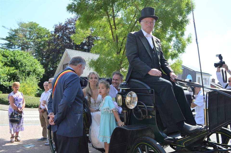 Burgemeester Van Hove groet het bruidspaar. 