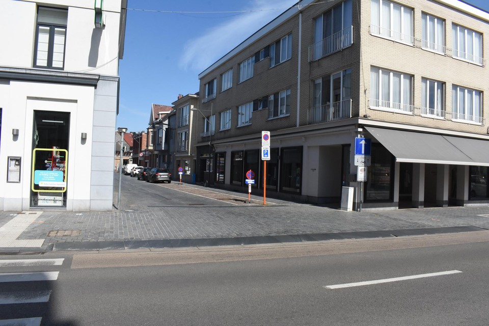 De klinkers van het kruispunt Laar-Boerenkrijgstraat worden vanaf maandag hersteld.
