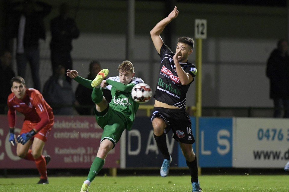 Jens Verbeek (links) draait met Dessel vlot mee bovenin .