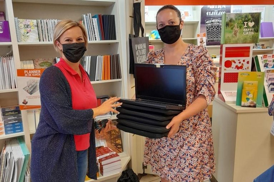 Evi Vissers van De VoorZorg overhandigt laptops aan Inge Jansen van De Frakstok.