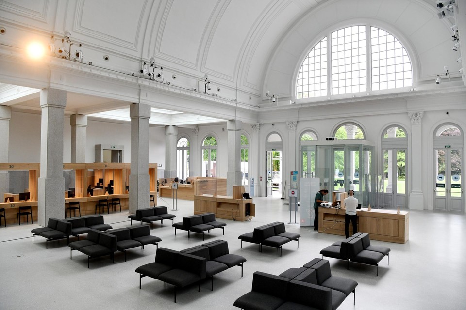 Links een van de twee constructies van waaruit de loketwerking gebeurt, de andere staat rechts buiten beeld. Centraal de wachtzaal met zetels. Die kunnen aan de kant voor evenementen.