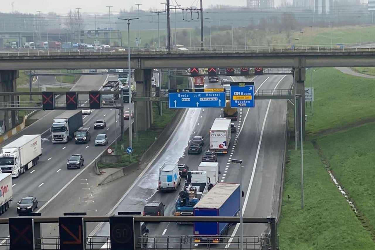 suiker munt rekruut Grote hinder op Antwerpse Ring door ongeval met drie vrachtwagens en twee  wagens (Antwerpen) | Gazet van Antwerpen Mobile