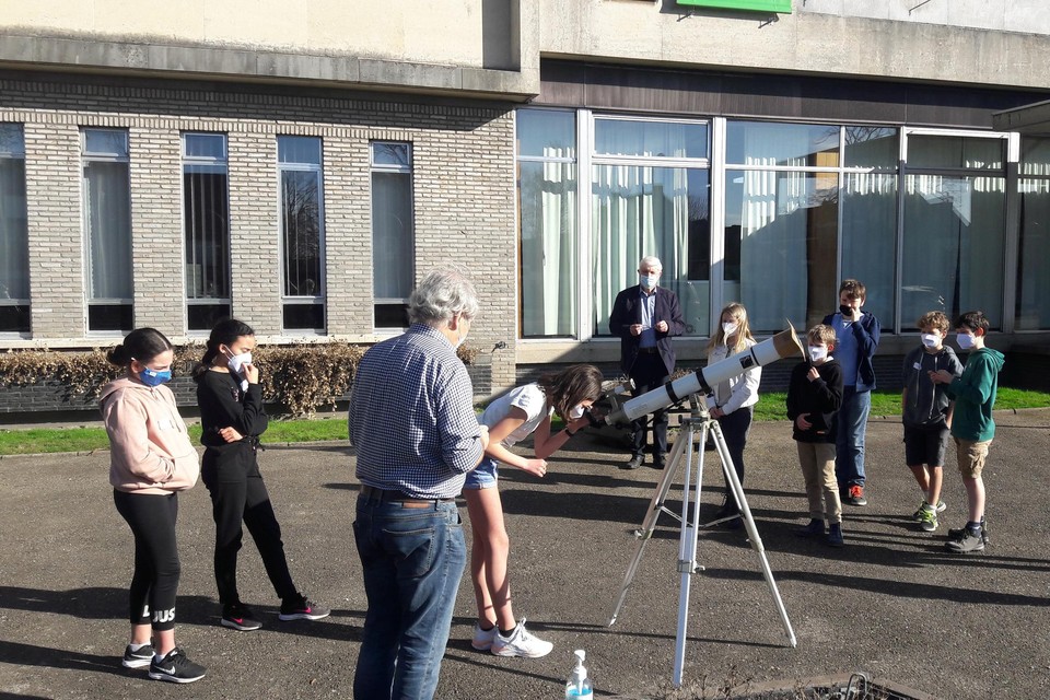 Tijdens een vorige editie van de STEM-academie bestudeerden de deelnemers aan het gemeentehuis van Schelle met een sterrenkijker de zon.