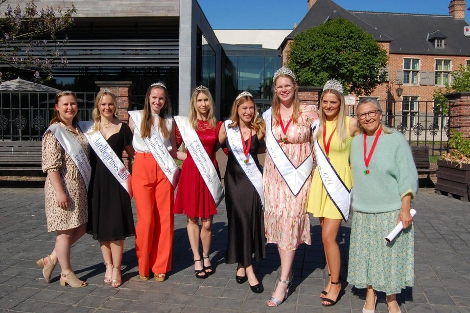 De finalisten van Miss Aardbei strijden donderdagavond om het kroontje. 
