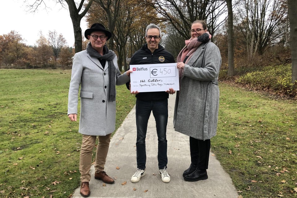 Ben Benhaddou (midden) overhandigt een cheque van 450 euro aan Pol Vanden Weygaert en Liesbet Govaers van Het Gielsbos in Gierle. 