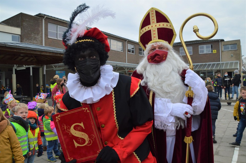 Zwarte Piet en Sinterklaas in de Klaproosschool. 