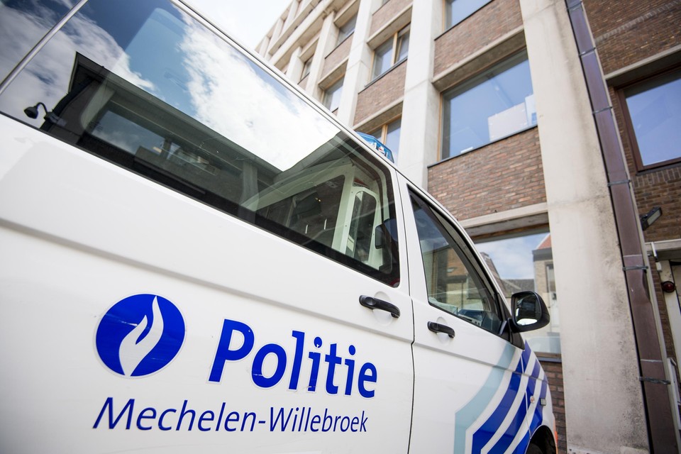 Een jonge politieagent, slachtoffer van geweld, getuigt over wat hem is overkomen.