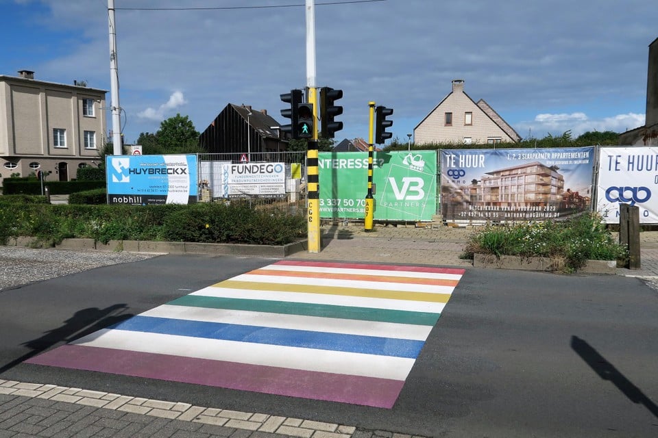 De bewoners van de nieuwe appartementen kunnen straks de Turnhoutsebaan oversteken via het pas aangelegde regenboogzebrapad. 