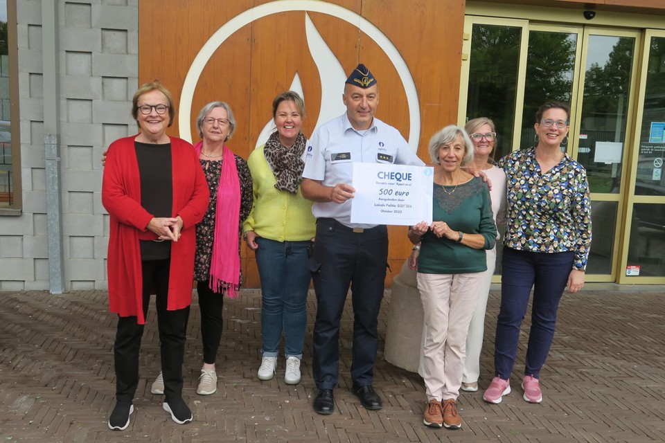 Jack Vissers had goed nieuws voor de dames van Appel &amp; Ei, zowel met zijn kepie van politieman op als met zijn petje van Scheldeprijsorganisator. 