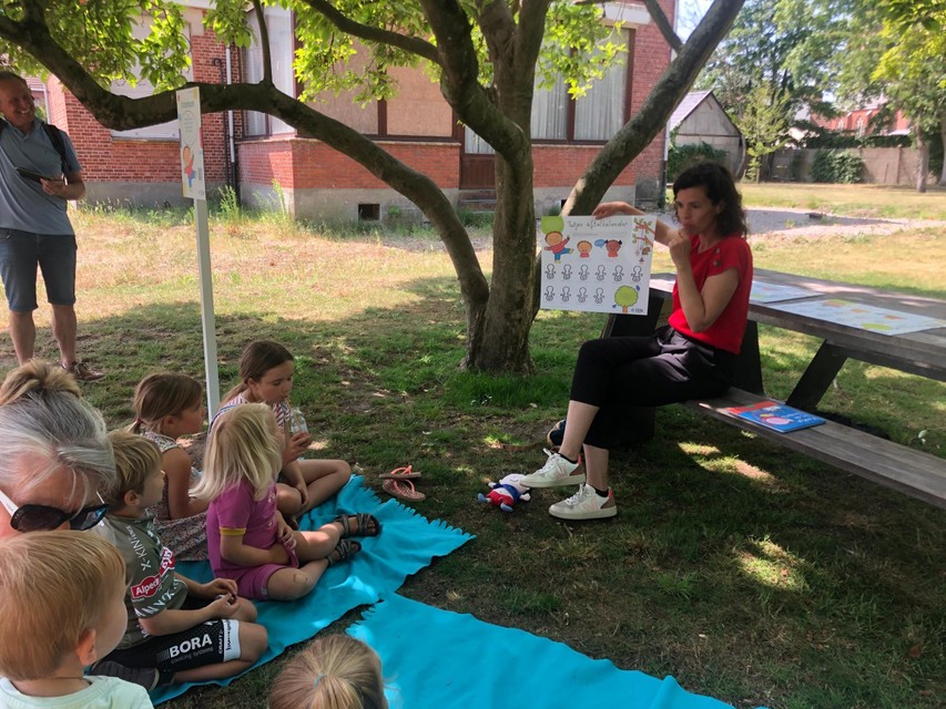 Liesbet Slegers geeft aan de tuttenboom in Wechelderzande meer uitleg over de aftelkalender.