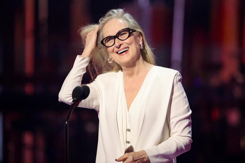 Hollywoodactrice Meryl Streep ontvangt op de openingsceremonie een ere-Gouden Palm, maar alles draait om de geruchten rond een lijst van tien mannen uit de filmindustrie die vrouwen misbruikten.