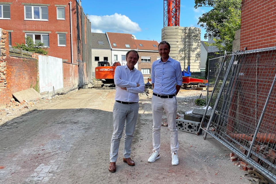 De sinds 2018 geassocieerde notarissen Stefan Van Tricht en Walter Geeraerts op ‘hun’ bouwwerf vooraan in de Paalstraat. 