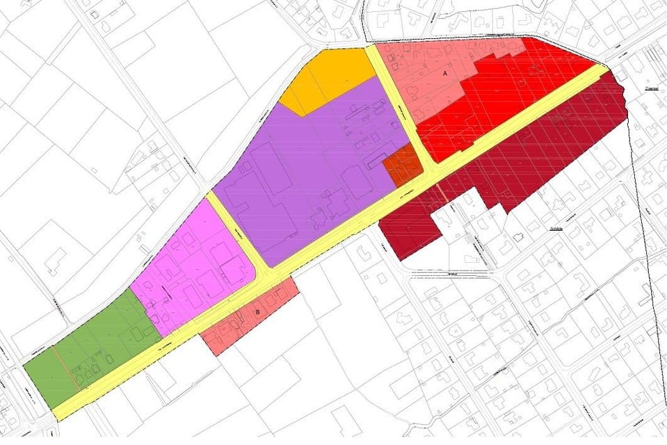 Het nieuw ingekleurde bestemmingsplan voor de zone tussen de antitankgracht (links) en de gemeentegrens met Zoersel